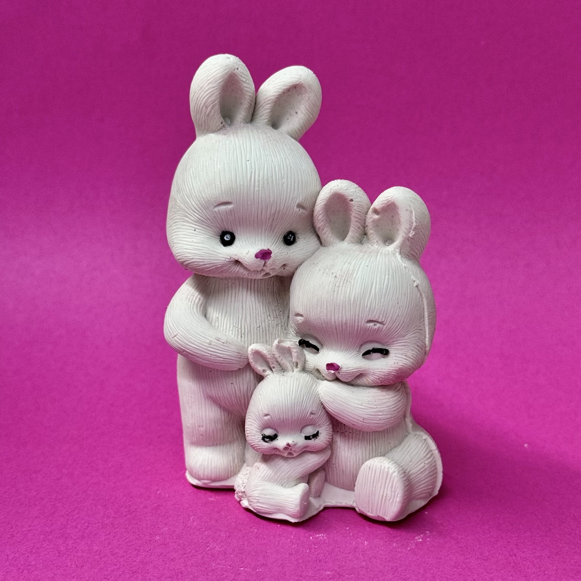 Фигура из шоколадной глазури "Семья зайчат"