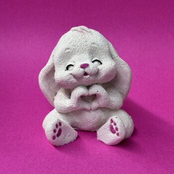 Фигура из шоколадной глазури  "Зайчик с сердцем" розовые лапки