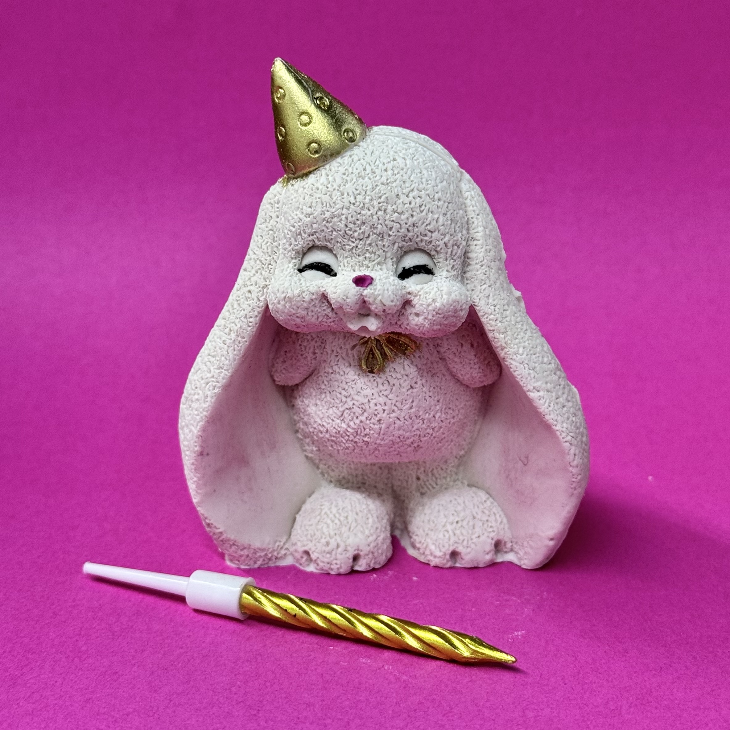 Фигура из шоколадной глазури "Зайчик задувает свечку"