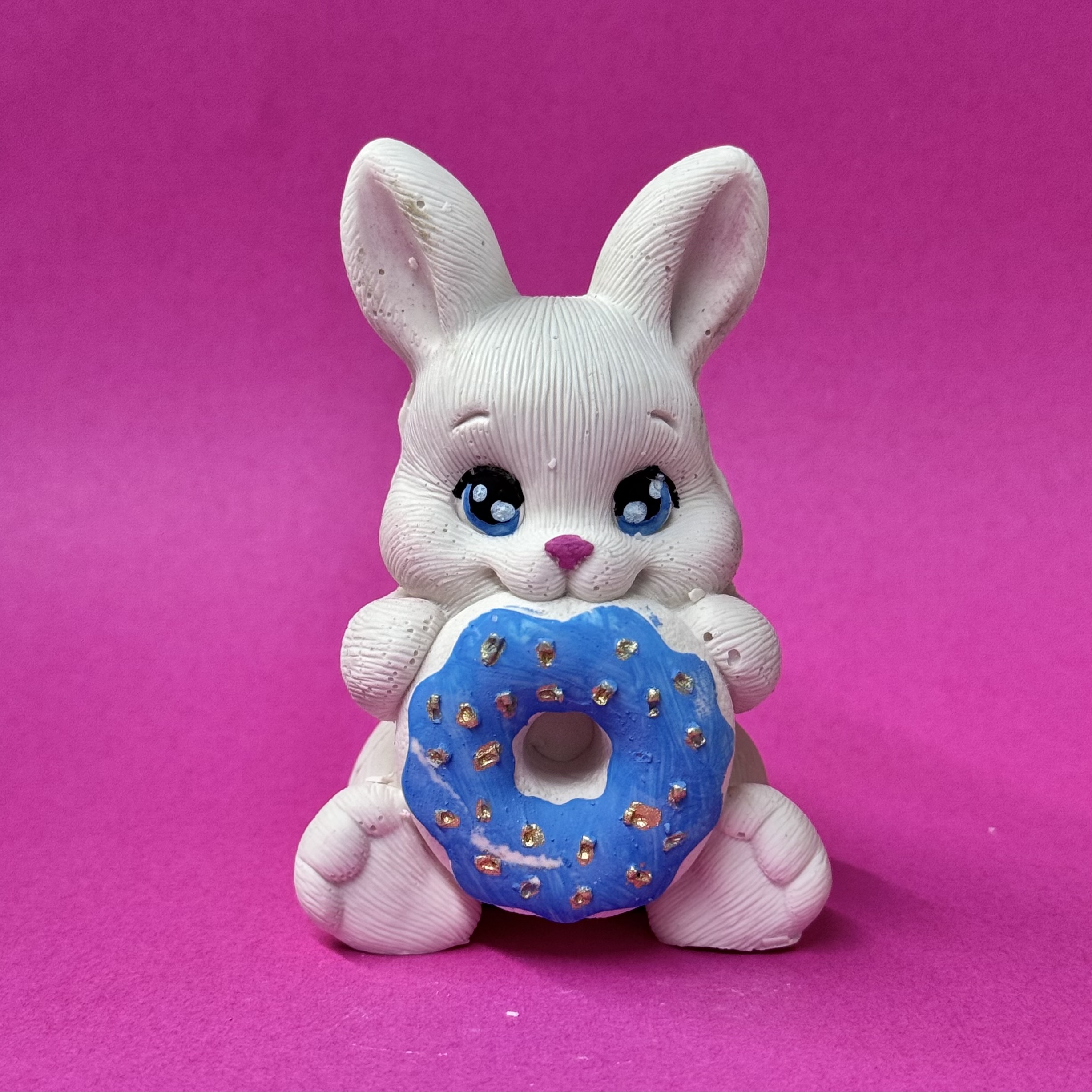 Фигура из шоколадной глазури "Зайка с пончиком"