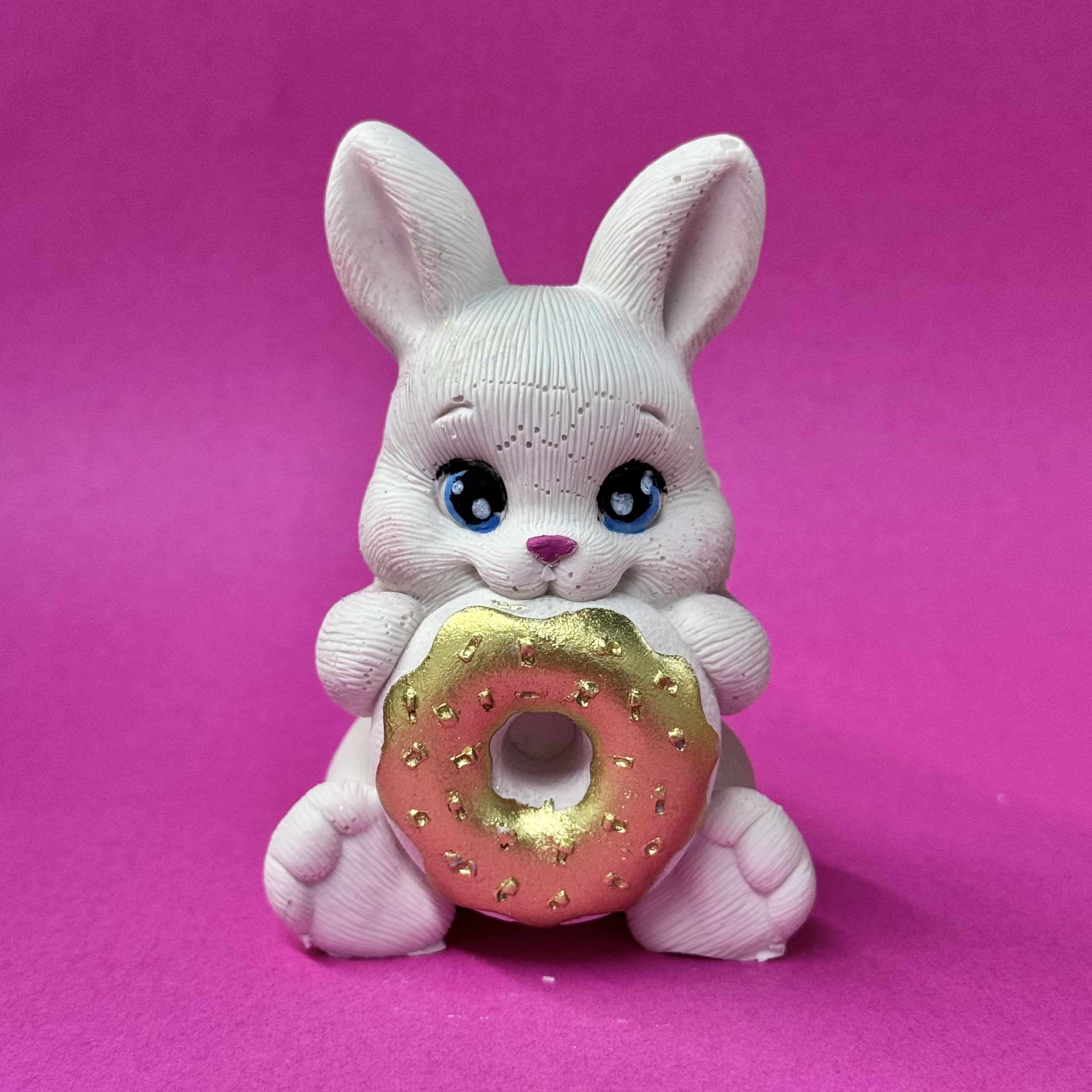 Фигура из шоколадной глазури "Зайка с пончиком"